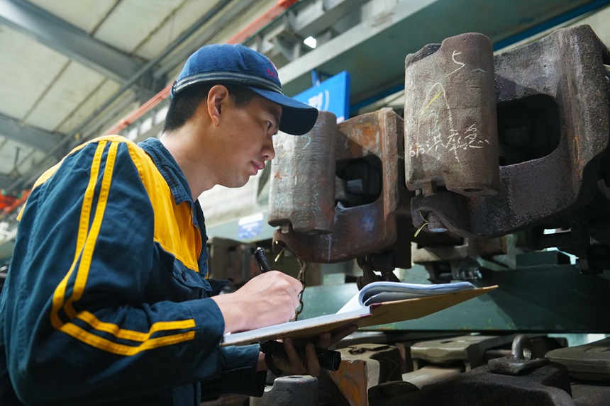 車輛鉗工正在進(jìn)行鉤緩配件清查作業(yè)。吳晉超攝