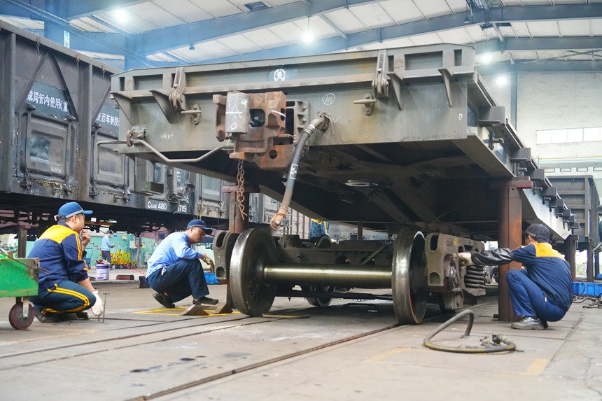 車輛鉗工正在進(jìn)行架落車作業(yè)。吳晉超攝