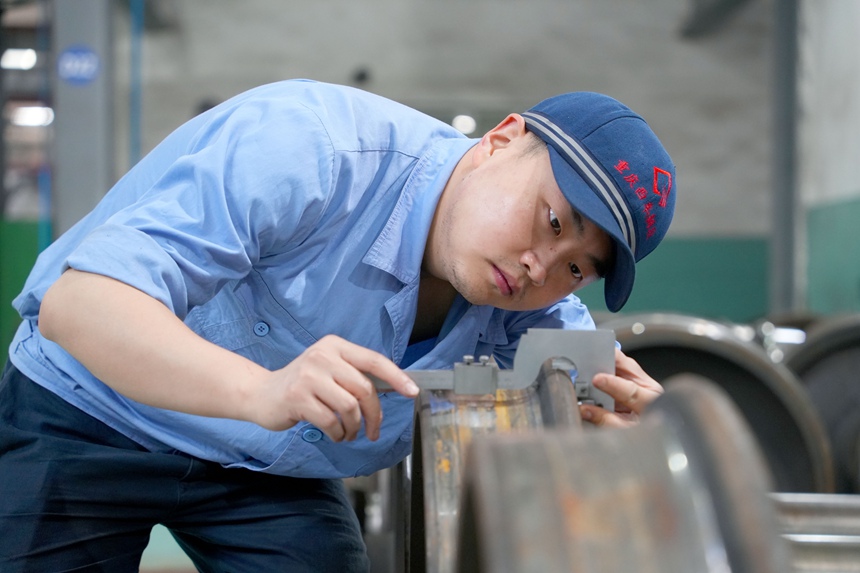 車輛鉗工正在進(jìn)行輪對(duì)尺寸測(cè)量作業(yè)作業(yè)。吳晉超攝