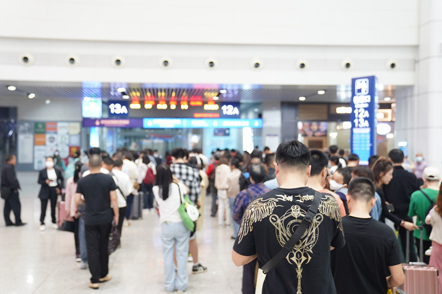 重慶北站內(nèi)，旅客有序排隊(duì)候車。汪亮攝