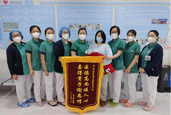 早產(chǎn)寶寶家人為醫(yī)護團隊送來錦旗，表達感激之情。重醫(yī)附屬兒童醫(yī)院供圖