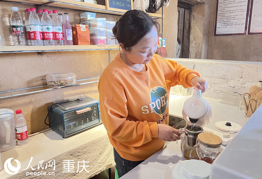 青村茶舍的陳燕正在泡茶。 ? ?人民網(wǎng) 胡虹攝