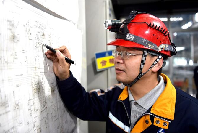 龍渝在對照電氣線路圖作分析。西南鋁供圖