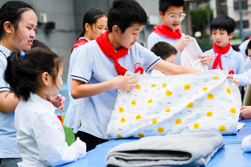 疊床單。魯能巴蜀小學供圖