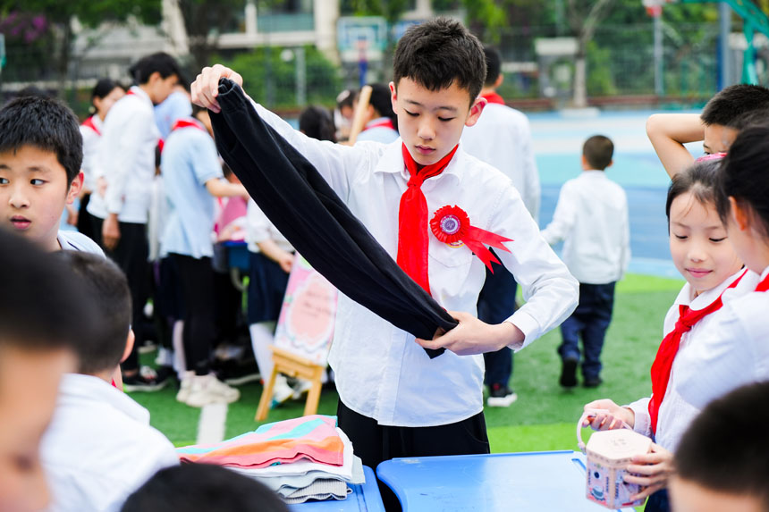 疊衣服。魯能巴蜀小學(xué)供圖