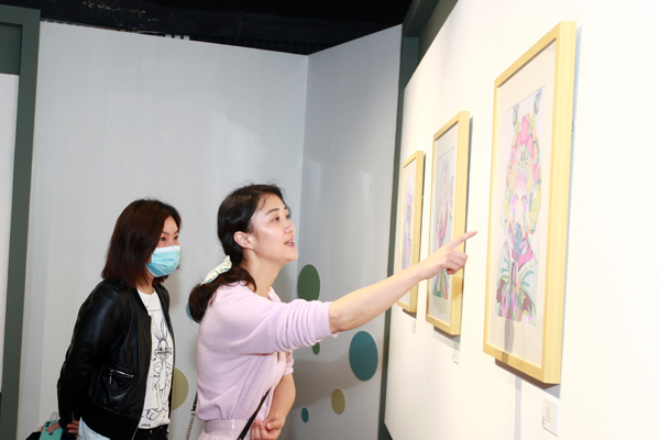 觀眾賞析繪畫作品。大渡口區(qū)實(shí)驗(yàn)小學(xué)供圖
