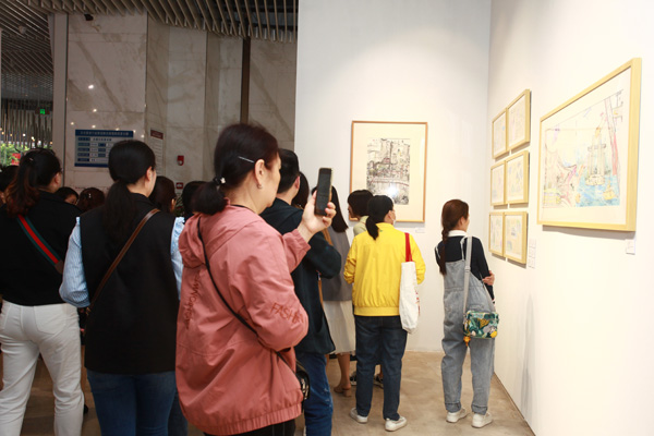 美術(shù)展吸引眾多觀眾。大渡口區(qū)實(shí)驗(yàn)小學(xué)供圖