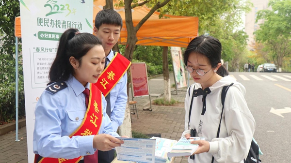 近日，綦江區(qū)稅務局“春風服務隊”走進重慶外語外事學院，為大學生宣傳高校畢業(yè)生就業(yè)創(chuàng)業(yè)稅收優(yōu)惠政策。李奕萱攝
