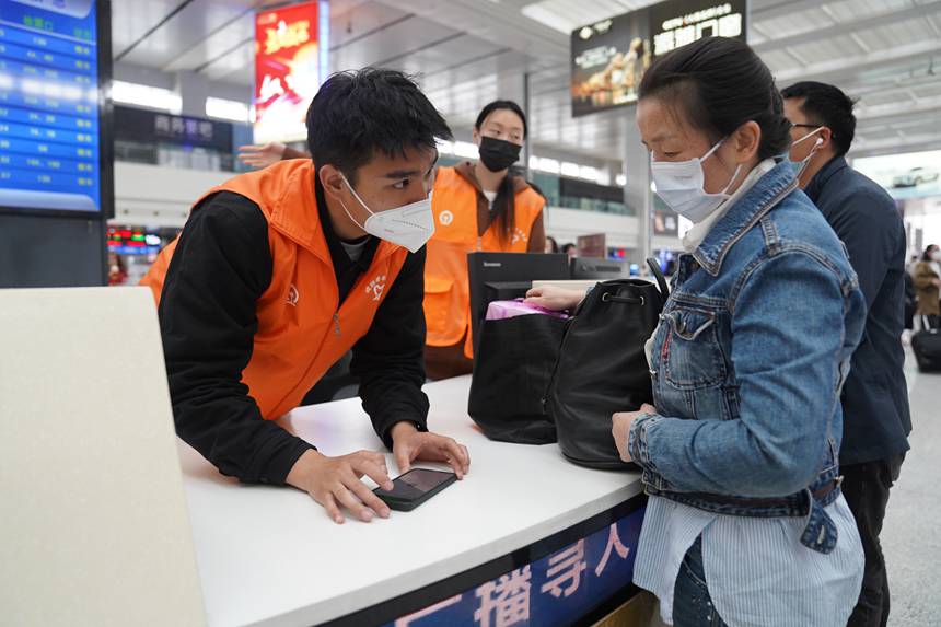 4月29日，重慶北站青年志愿者在接受旅客咨詢。汪亮攝