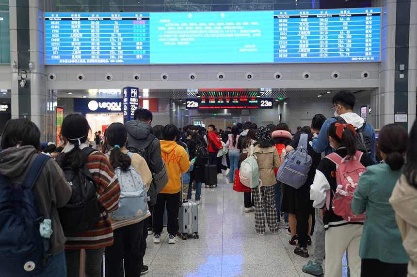 4月29日，旅客在重慶北站檢票口有序排隊乘車。汪亮攝