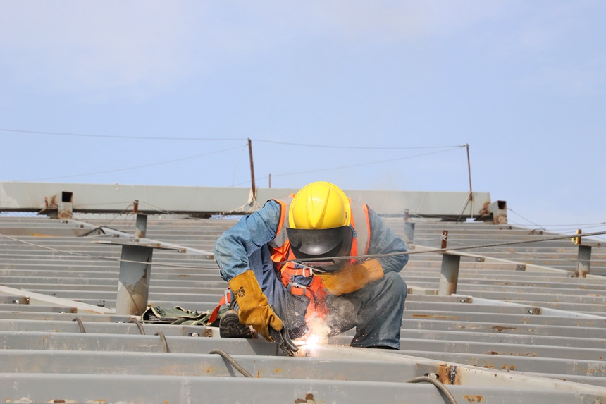 4月29日，工作人員在重慶江北國(guó)際機(jī)場(chǎng)T3B航站樓施工現(xiàn)場(chǎng)進(jìn)行屋面施工。中建八局供圖