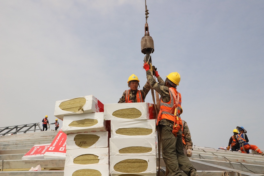 4月29日，工作人員在重慶江北國際機場T3B航站樓施工現(xiàn)場進行屋面施工。中建八局供圖