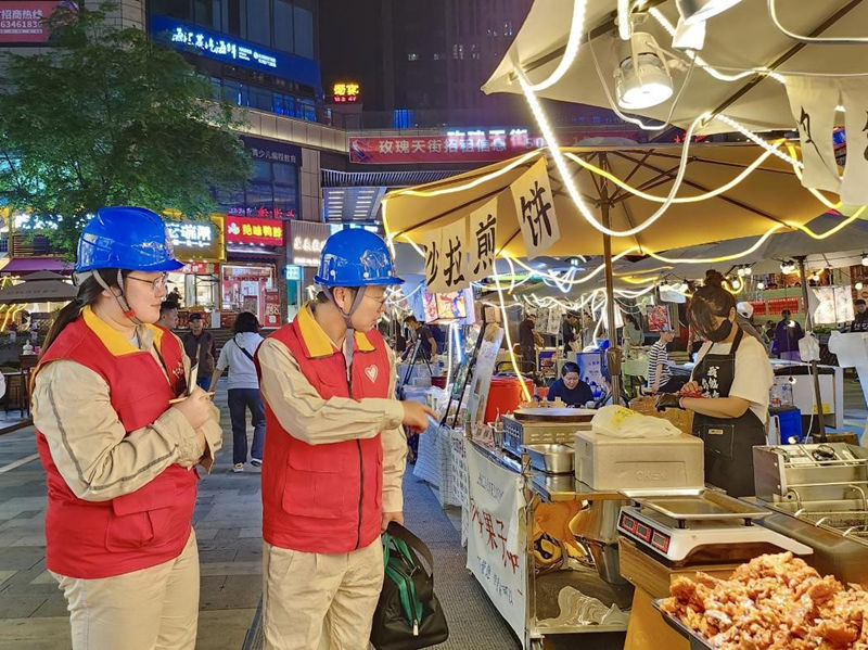4月29日，國網(wǎng)重慶市北供電公司員工在渝北區(qū)愛情海購物中心煙火集市進(jìn)行用電安全夜間巡視。鐘雪攝
