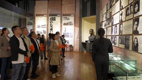 黨員師生參觀學(xué)習(xí)。重慶三峽醫(yī)專供圖