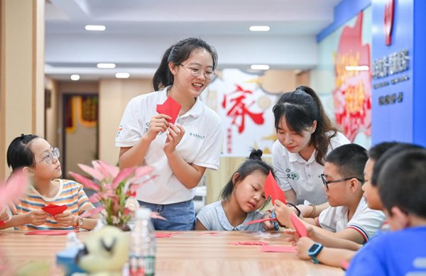 重慶醫(yī)科大學(xué)青年志愿者赴社區(qū)青少年之家開展志愿服務(wù)活動(dòng)。西部（重慶）科學(xué)城供圖
