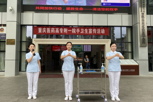 醫(yī)務人員現(xiàn)場演示洗手步驟。劉林杰攝