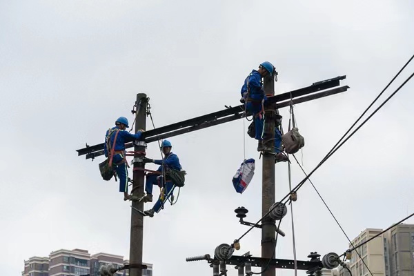 進(jìn)行全面隱患摸排、檢修。國網(wǎng)合川供電公司供圖