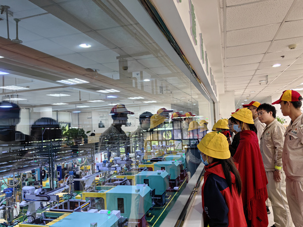 5月9日，渝東北片區(qū)小學(xué)生代表在施耐德（重慶）電工有限公司參觀“無人”工廠。黃凌霜攝