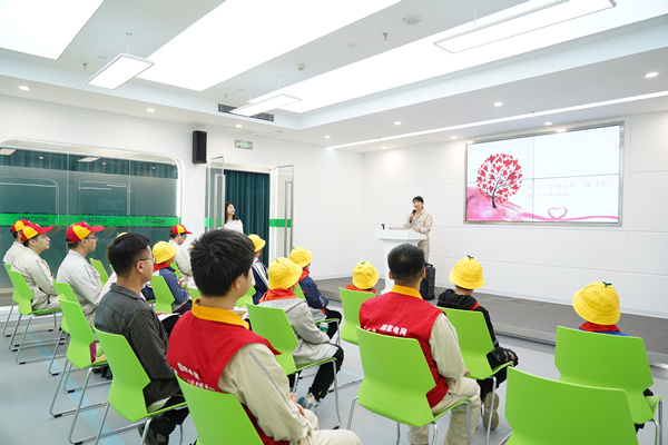 5月9日，渝東北片區(qū)小學(xué)生代表在萬州區(qū)，與國家電網(wǎng)志愿者一起回顧國網(wǎng)重慶市電力公司歷年“春苗之家”建設(shè)成果。黃凌霜攝