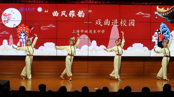 重慶大學師生把川劇送進上海中小學。重慶大學供圖