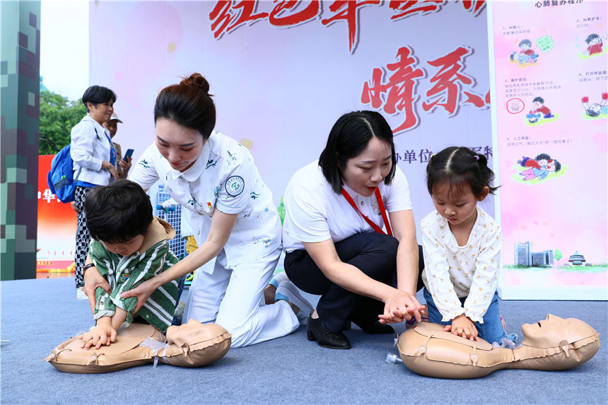 活動現(xiàn)場，護(hù)理人員就心肺復(fù)蘇技能進(jìn)行演示。萬衷余攝