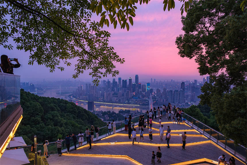 南岸區(qū)南山夜景火鍋公園，伴隨漫天晚霞，市民欣賞山城夜景。郭旭攝