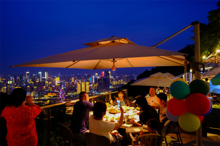 南岸區(qū)南山夜景火鍋公園，市民品火鍋看山城夜景。郭旭攝