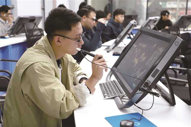 學(xué)校組織泰國留學(xué)生利用虛擬仿真設(shè)備學(xué)習(xí) 攝/彭露嬌