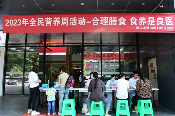 居民在醫(yī)院大門口義診咨詢現(xiàn)場(chǎng)。璧山區(qū)婦幼保健院供圖