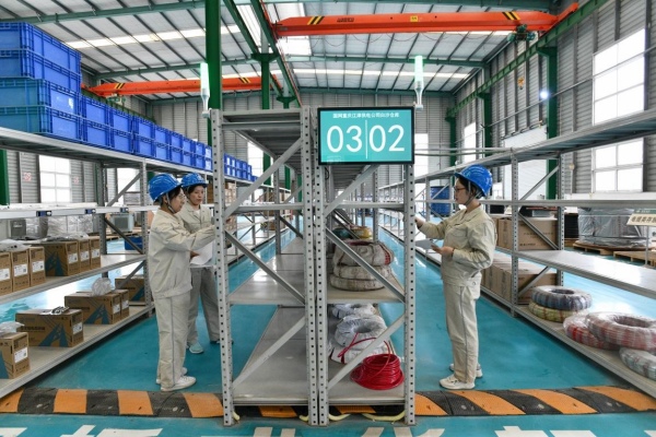 庫房管理員在核對物資信息。王化全攝
