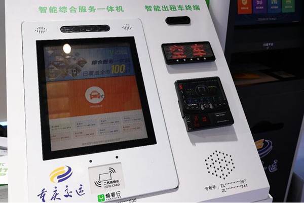 智能綜合服務(wù)一體機(jī)和智能出租車終端。曾英豪攝