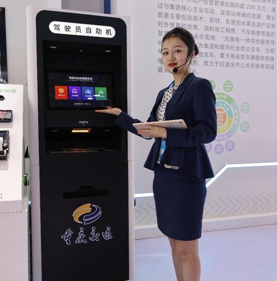 駕駛員自助報(bào)班機(jī)。曾英豪攝