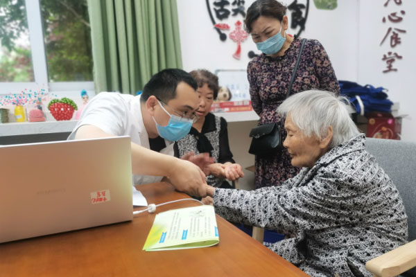義診義檢。璧山區(qū)衛(wèi)生健康委供圖
