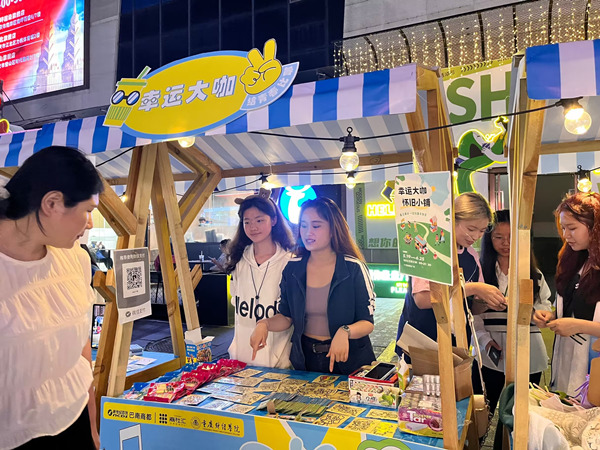 集市現(xiàn)場。重慶財經(jīng)學(xué)院供圖
