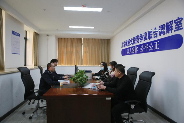 在榮昌區(qū)稅務(wù)局的川渝楓橋式稅費(fèi)爭議聯(lián)合調(diào)解室，稅務(wù)人員正了解企業(yè)訴求。文明燕攝