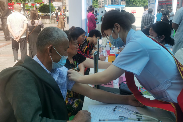 南丁衛(wèi)校學生為市民測量血壓。袁杰攝