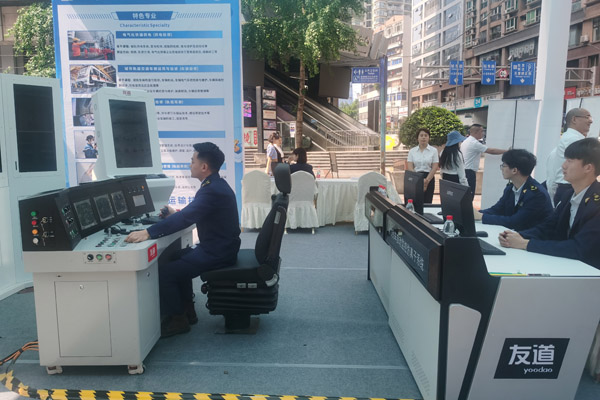 重鐵技校學生展示地鐵模擬駕駛。袁杰攝