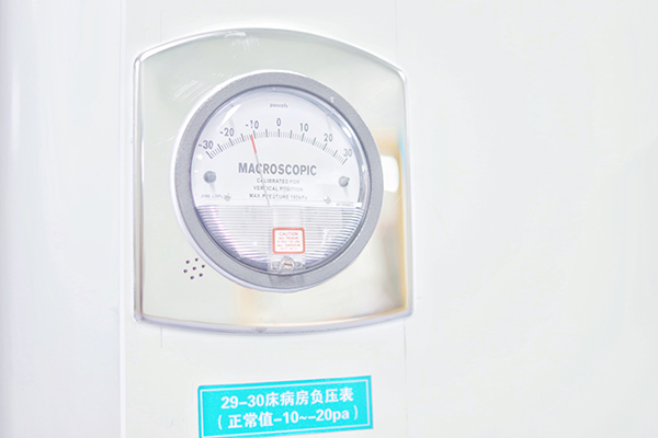 每間負壓隔離病房門外墻上均設有負壓表電子顯示屏，顯示當下病房氣壓情況。向詩佳攝