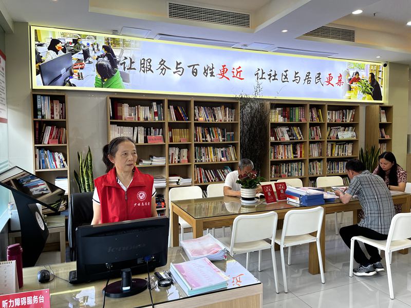 社區(qū)圖書館成為了大家常去的休閑場所。蔣海濤攝