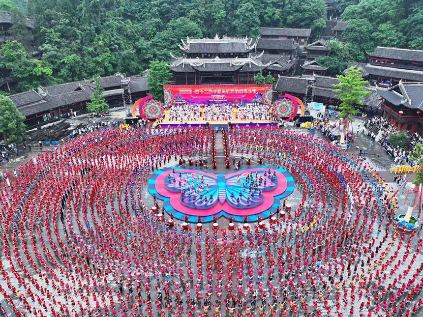 第十二屆國烏江苗族踩花山節(jié)現(xiàn)場。趙勇攝