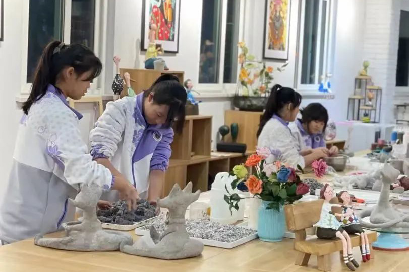 女職中在“曼陀羅繪畫”中融入“紙樹童心”。江北區(qū)教委供圖