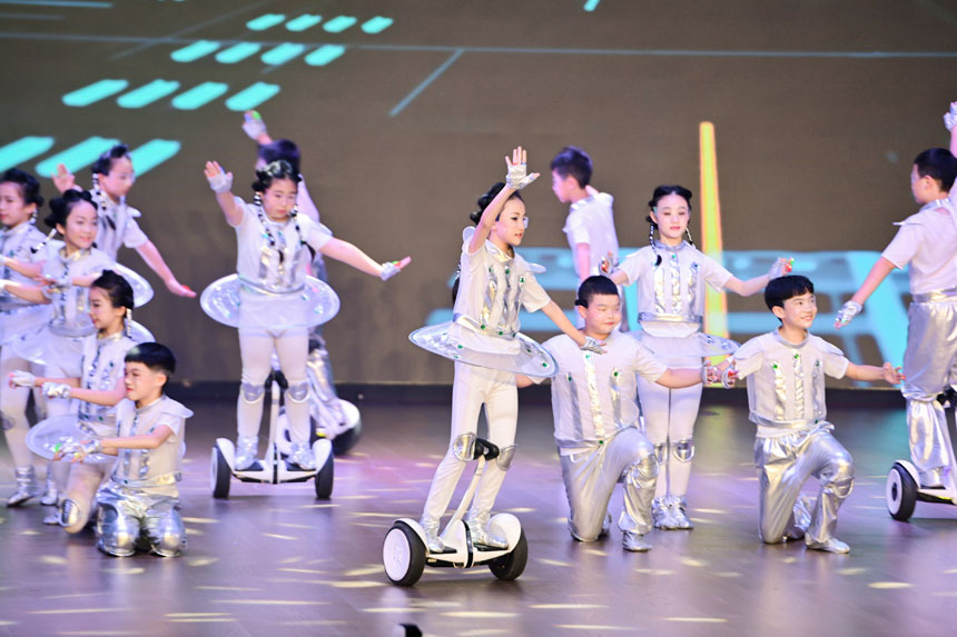 “學(xué)一點(diǎn)藝術(shù)科創(chuàng)”主題表演《奇妙之旅》。江北區(qū)教委供圖