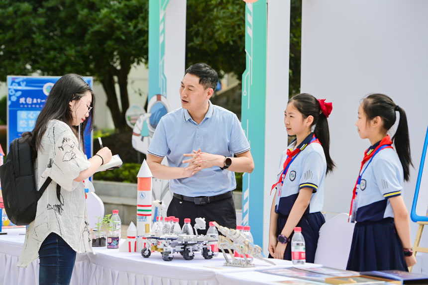 航天主題展位。江北區(qū)教委供圖