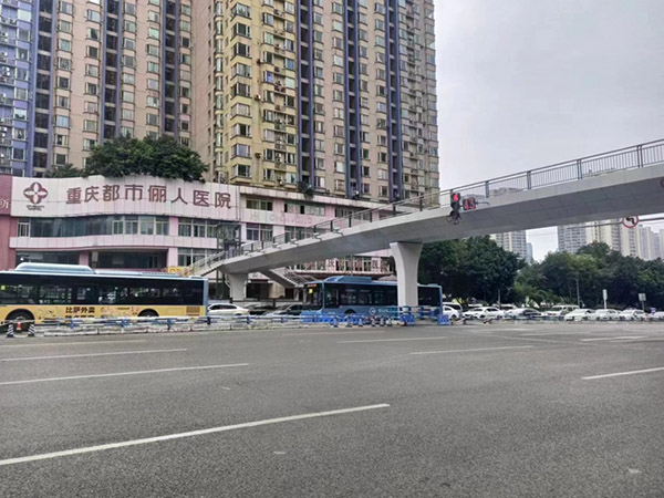 松石大道都市儷人醫(yī)院人行天橋。渝北區(qū)住房城鄉(xiāng)建委供圖
