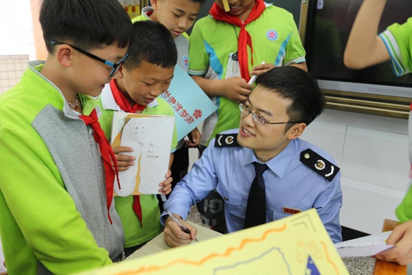5月31日，酉陽(yáng)縣稅務(wù)人員為該縣桃花源小學(xué)的孩子們普及稅法知識(shí)。楊小琴攝