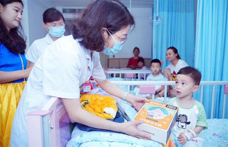 小朋友收到醫(yī)護(hù)人員贈(zèng)送的禮物。重慶市婦幼保健院供圖