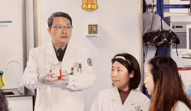 圖為楊清武教授(左)指導(dǎo)研究生做試驗?！≡?攝