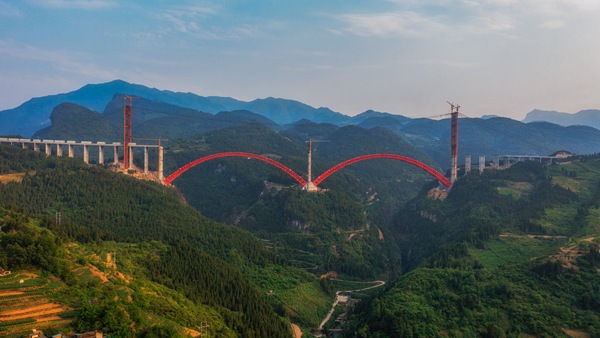 渝湘復(fù)線高速建設(shè)現(xiàn)場。重慶高速集團供圖