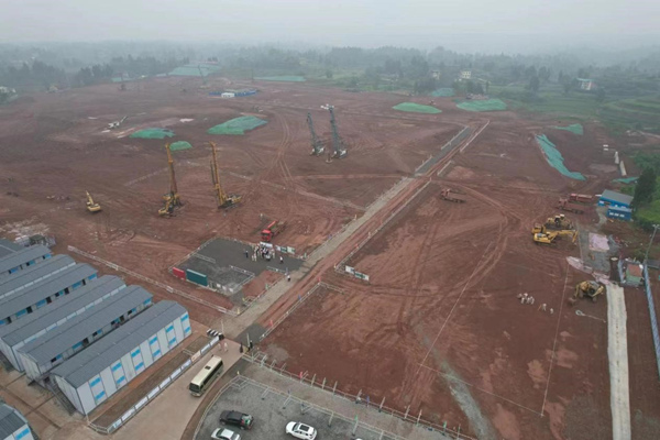 川渝特高壓交流工程銅梁1000千伏變電站新建工程施工現(xiàn)場。李第甲攝