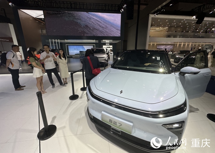市民在2023重慶車(chē)展上了解睿藍(lán)7。人民網(wǎng)記者 劉政寧攝